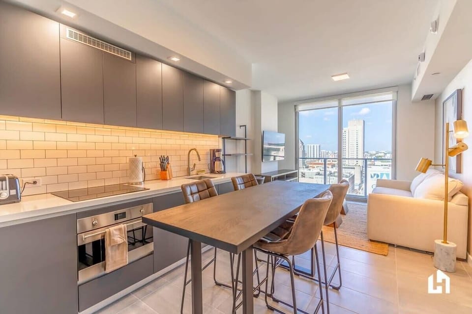 Luminous space w/ views of the city