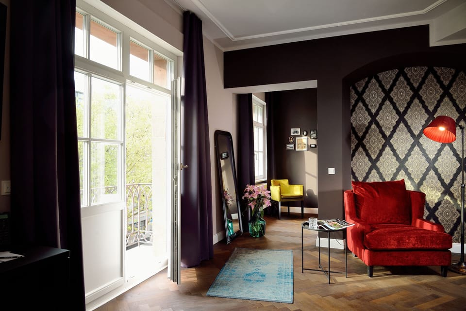 Large Room | Living area | Flat-screen TV