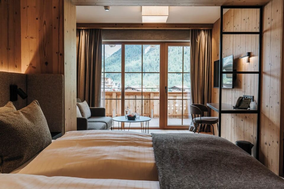 Standard Double Room | In-room safe, desk, laptop workspace, blackout drapes