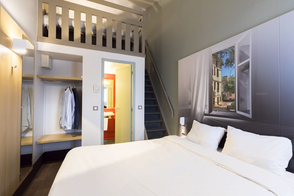 Premium bedding, desk, blackout drapes, soundproofing