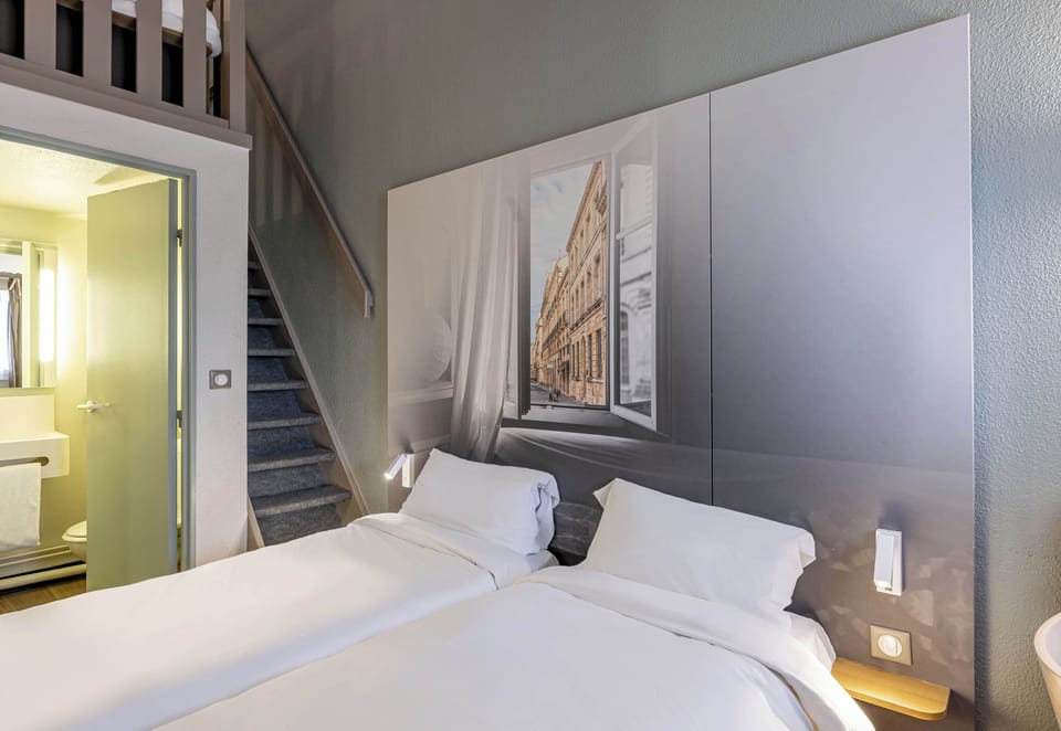 Quadruple Room | Premium bedding, desk, soundproofing, free cribs/infant beds