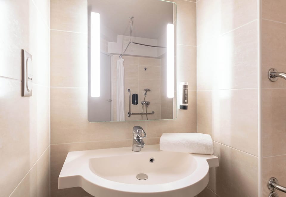 Shower, free toiletries, hair dryer, towels