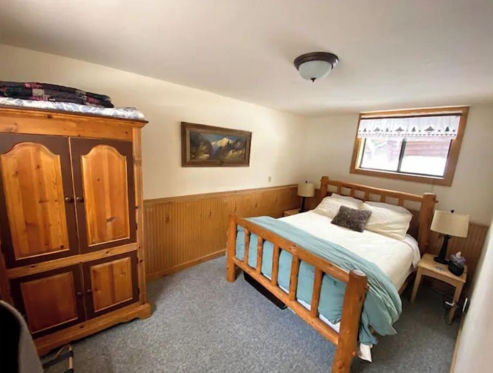 Bedroom with comfy queen bed with high end linens. 