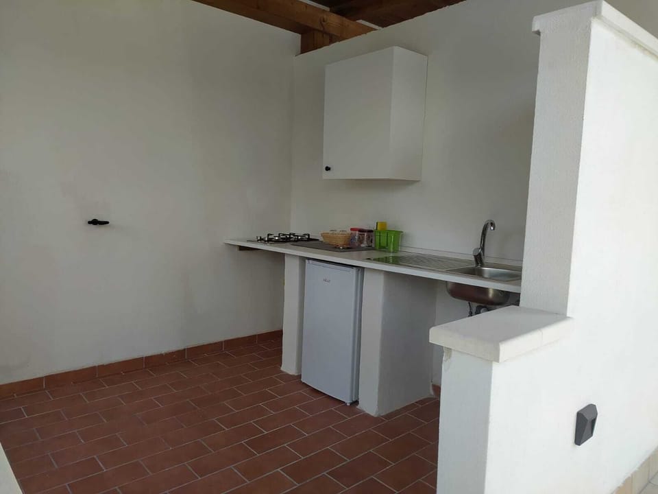 Standard Room | Private kitchen | Stovetop, cookware/dishes/utensils