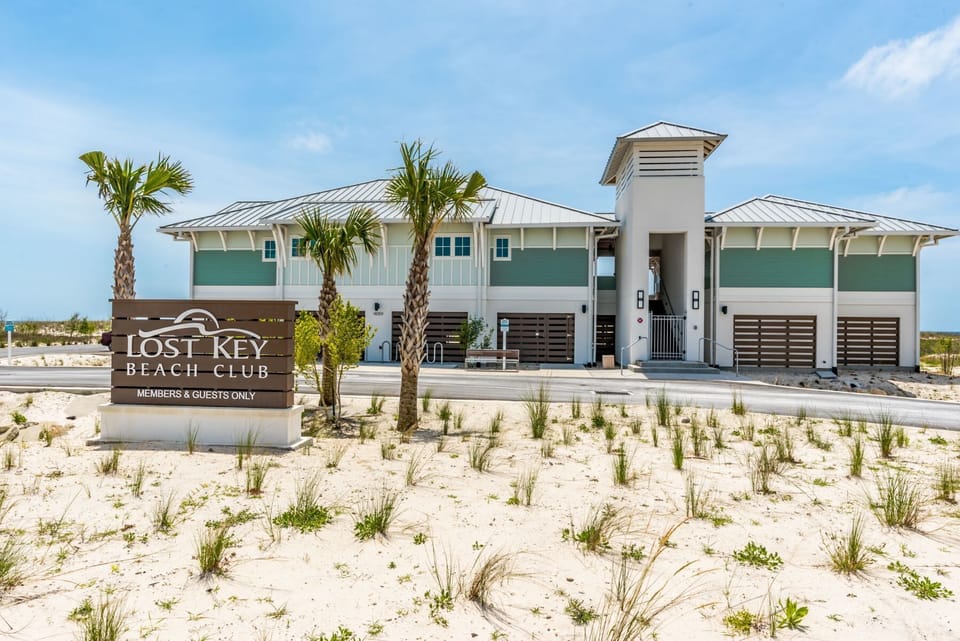 lostkeycommon01beachclubfront