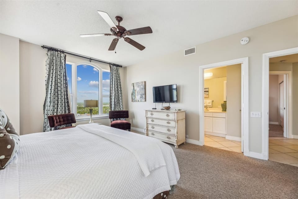 interiors-bedroom-120554176