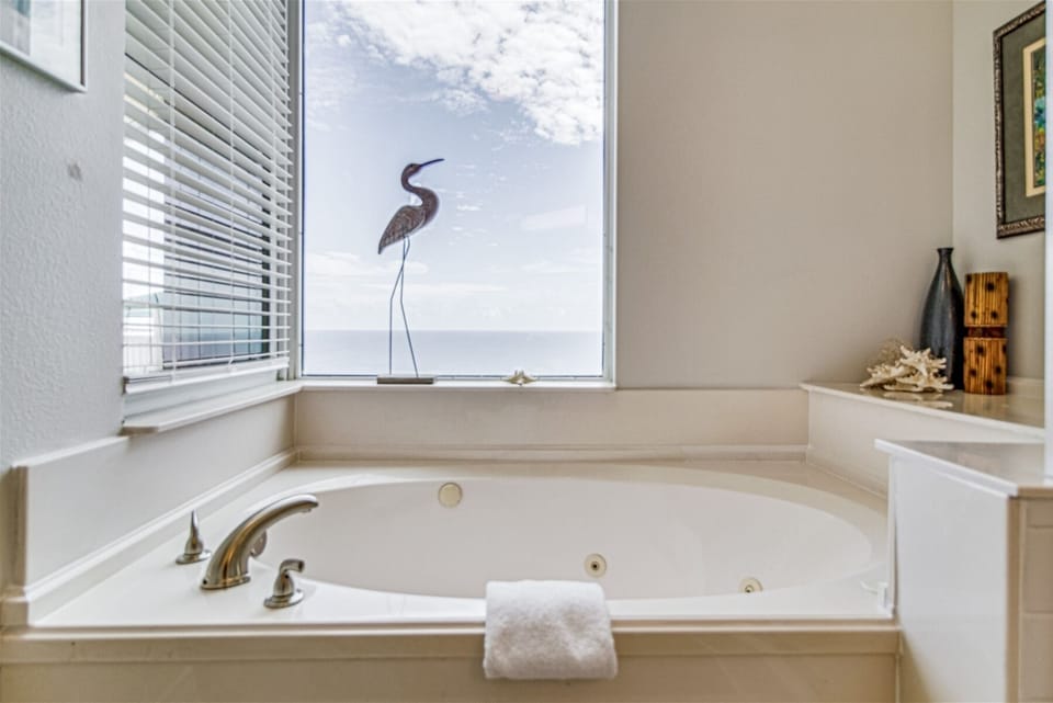 Beach Colony Tower 15A Master Bathroom Jetted Tub