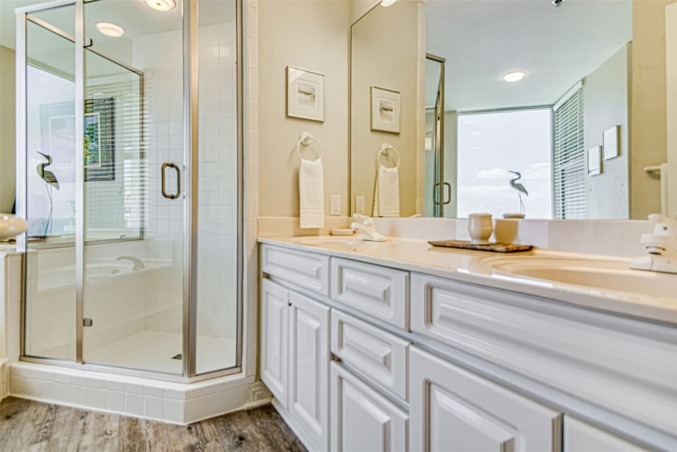 Beach Colony Tower 15A Master Bathroom