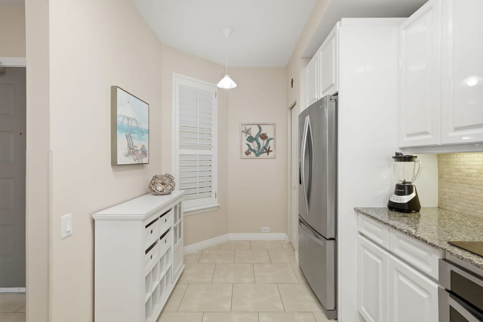Beach Colony Tower PH1B -Whip up your morning coffee or prepare a full meal in your bright, fully-equipped kitchen with stainless steel appliances, granite countertops, and coastal-inspired artwork that sets a relaxed vacation mood.