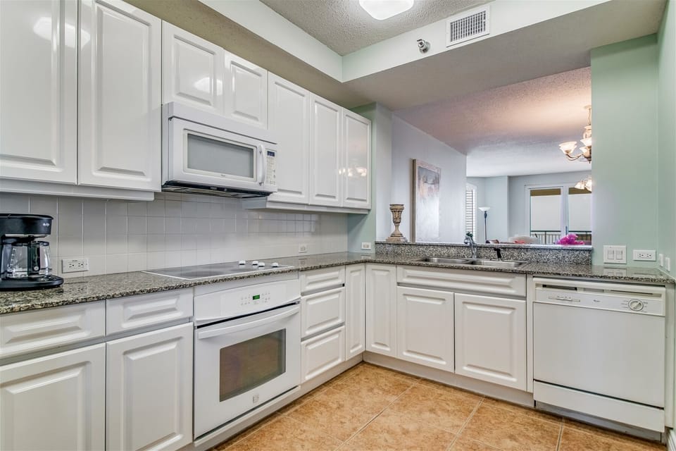 Beach Colony Tower PH2B Kitchen Stove And Microwave