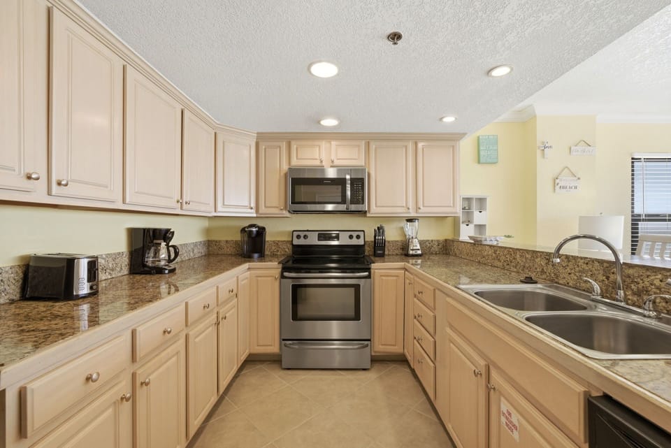 Ocean Breeze E601- Step into your fully equipped kitchen with granite counters, stainless appliances, and ample cabinet space—everything you need to whip up vacation meals or morning coffee with ease.