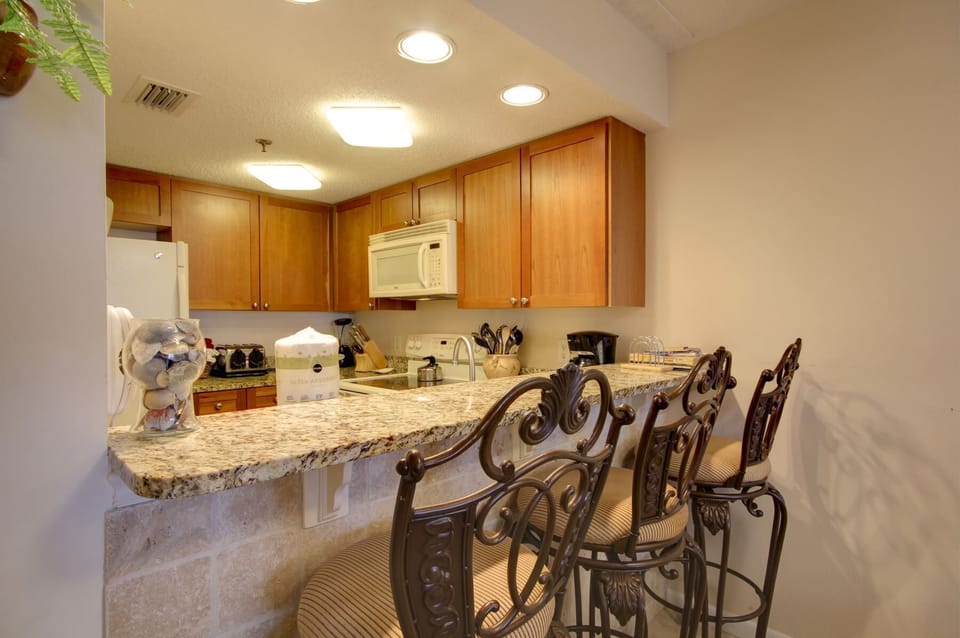 Ocean Breeze West 105 Kitchen Bar Seating for 3