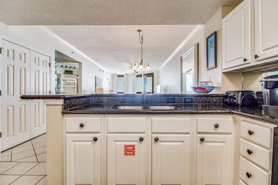 Palacio 404 Kitchen Counter and Bar