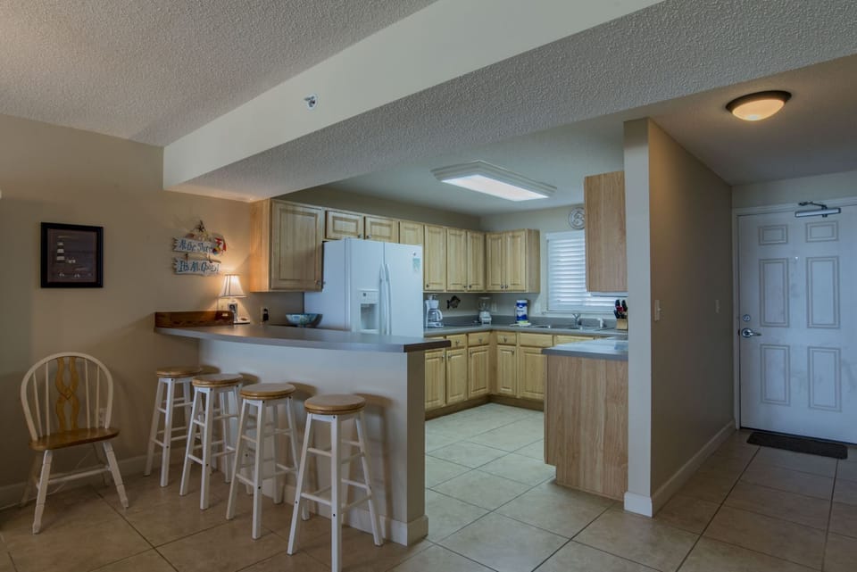 Sandy Key 235 Kitchen Bar with Seating for 4