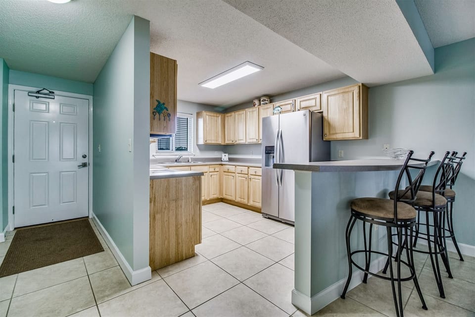 Sandy Key 326 Kitchen Bar with Seating for 3