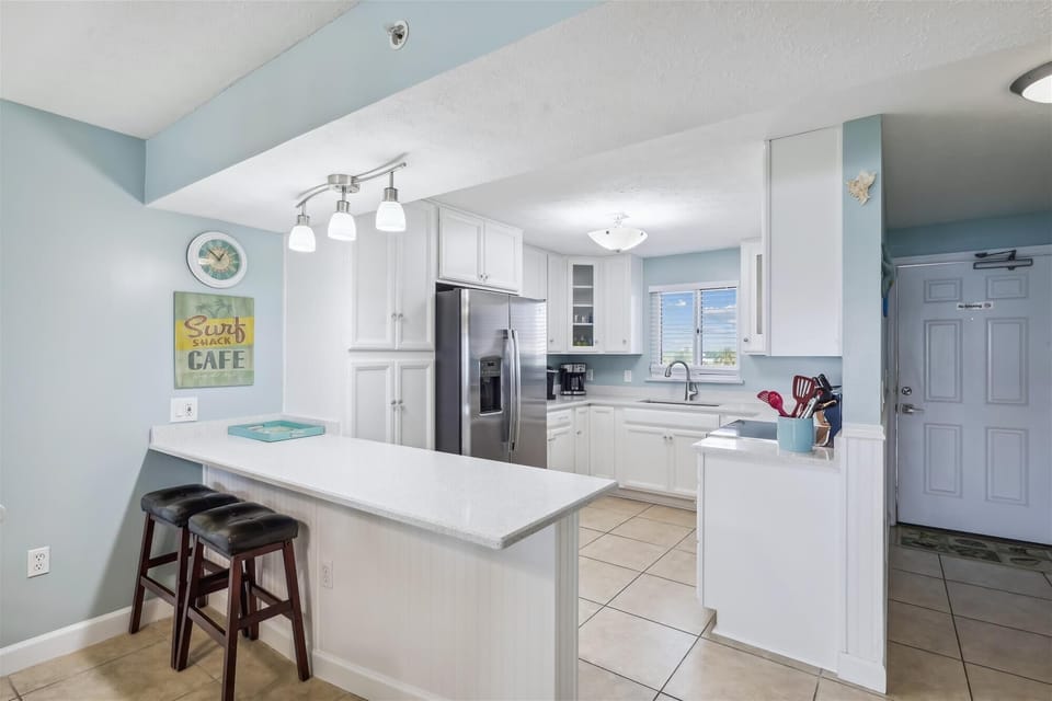 Sandy Key 415 Kitchen and Kitchen Bar Seating