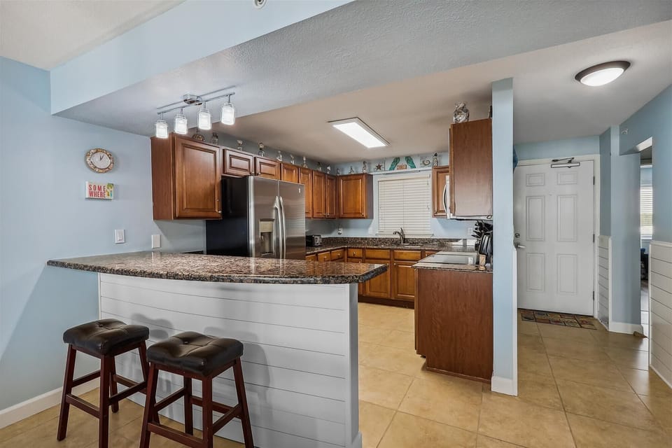 Sandy Key 621 Kitchen Bar with Seating for 2