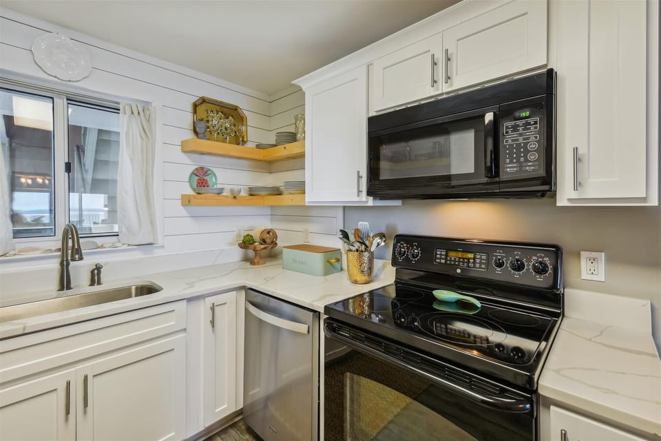Sandy Key 831 Kitchen Stove and Microwave