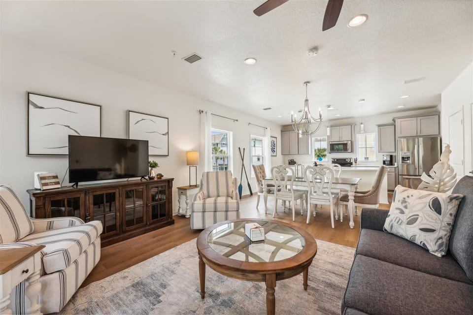 sealaviamainlevel-livingarea18a1633