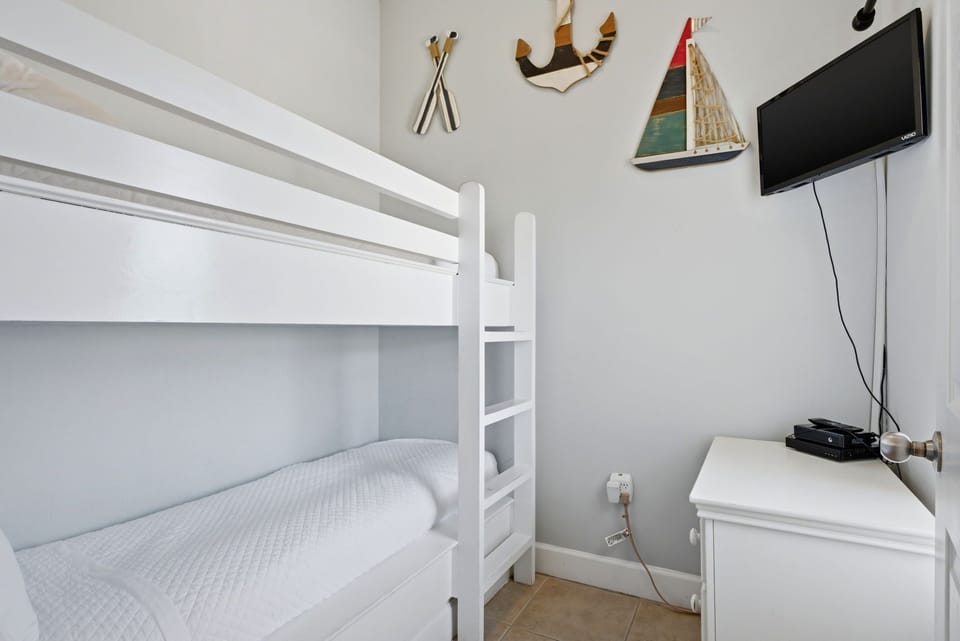 Windemere 1502- Hallway Bunks