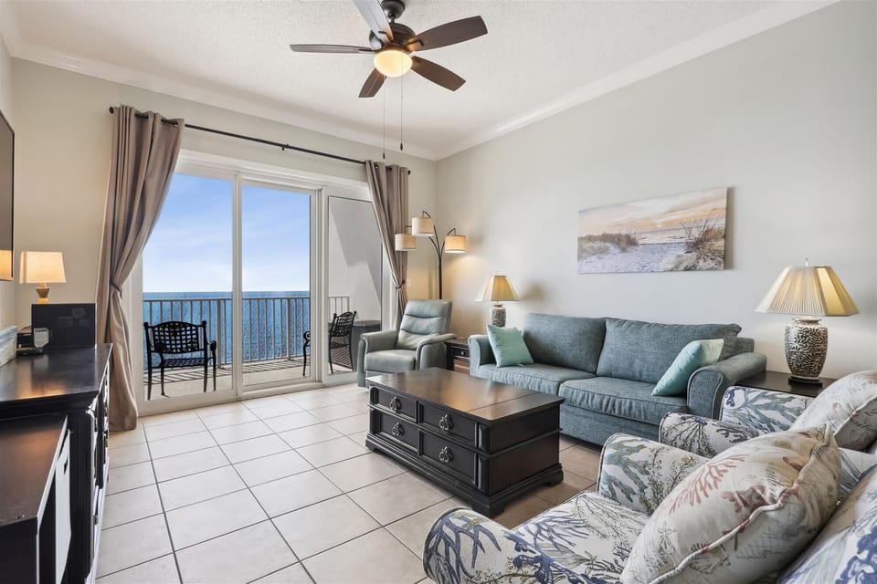 Windemere 1502 Living Room and Beach View Balcony