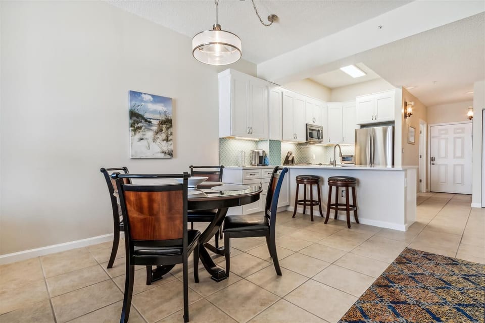 Windemere 407 Dining Room and Kitchen