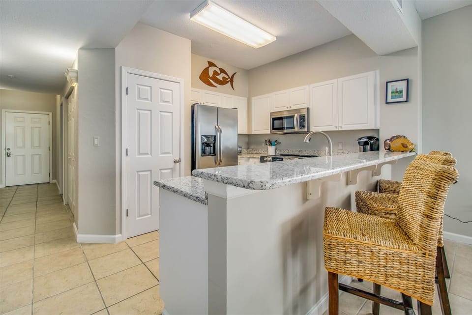 Windemere 901 Kitchen Bar with Seating for 3