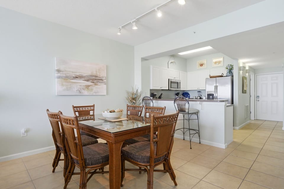 Windemere 906- Dining Room & Kitchen