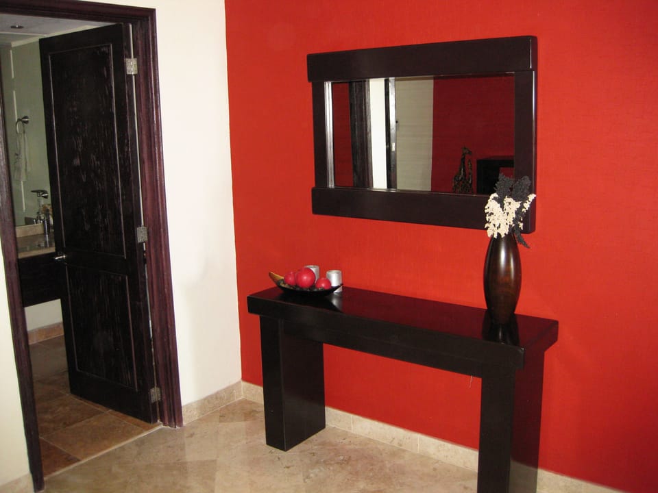 1/2 bath at entrance