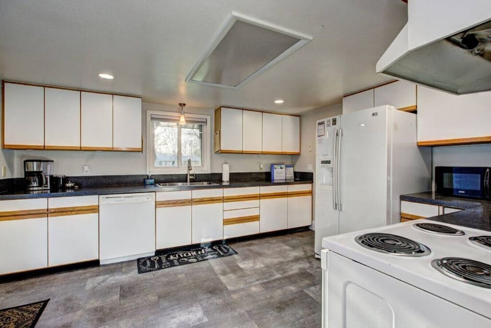 Extra large fully stocked kitchen