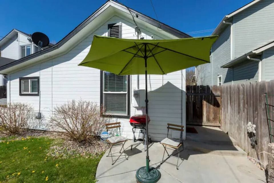 Back patio, grill and fenced in yard for privacy