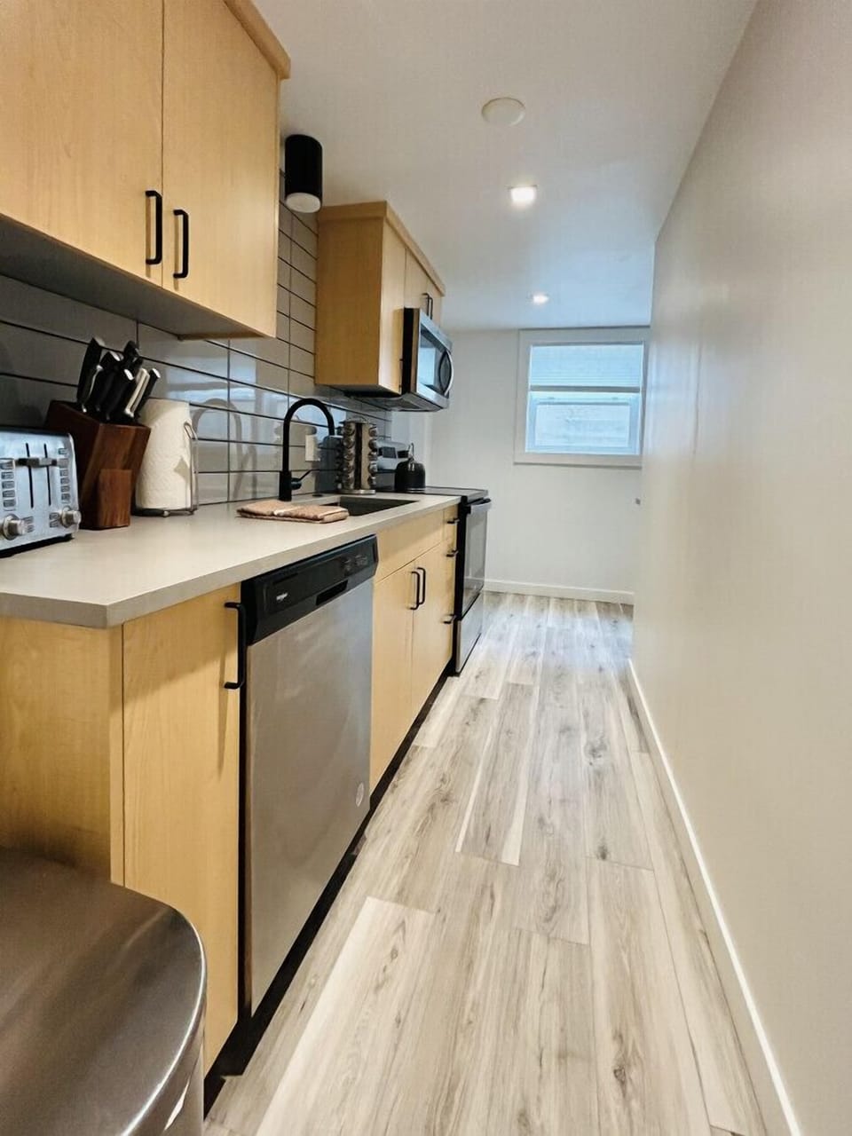 Full kitchen: dishwasher, microwave, stove!