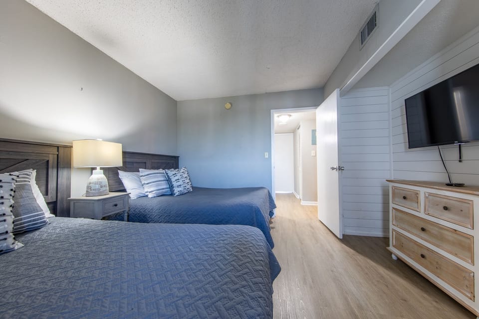 2nd bedroom with 2 queen size beds.