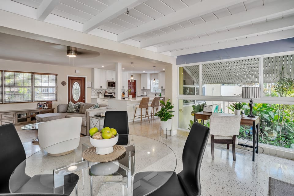 Dining Room, Dining Table, Furniture, Indoors, Room
