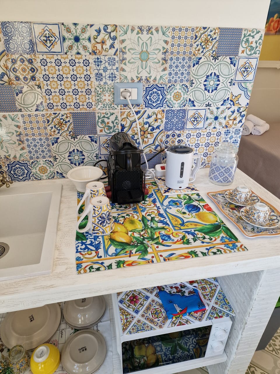 Deluxe Suite | Private kitchen | Mini-fridge, microwave, stovetop, dishwasher