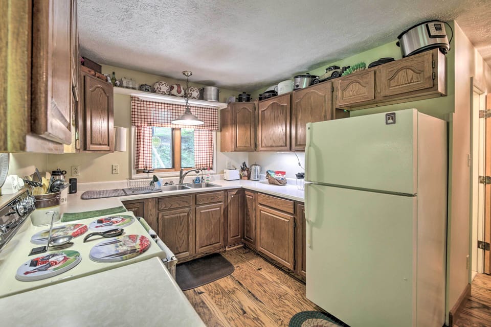 Kitchen | Cooking Basics | Coffee Maker | Paper Towels/Trash Bags Provided