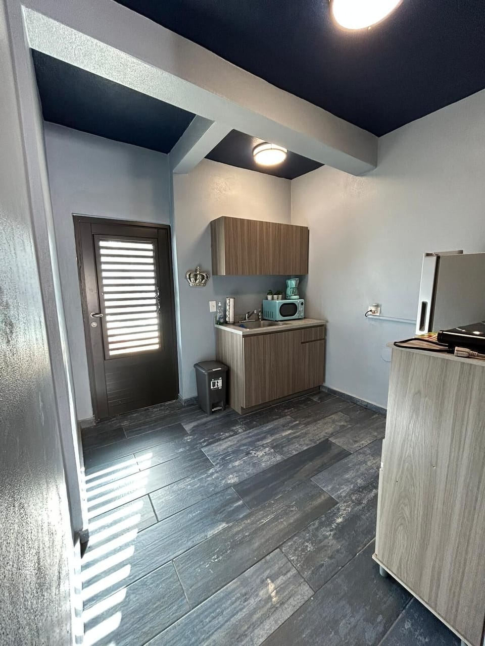 Kitchen with two burner electric stove
