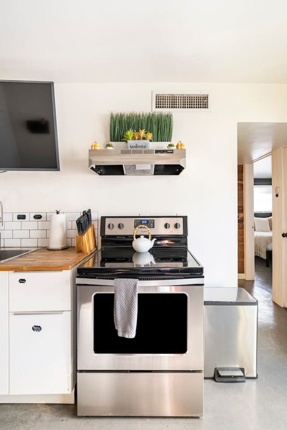 Cookin` up a storm in this sleek kitchen!