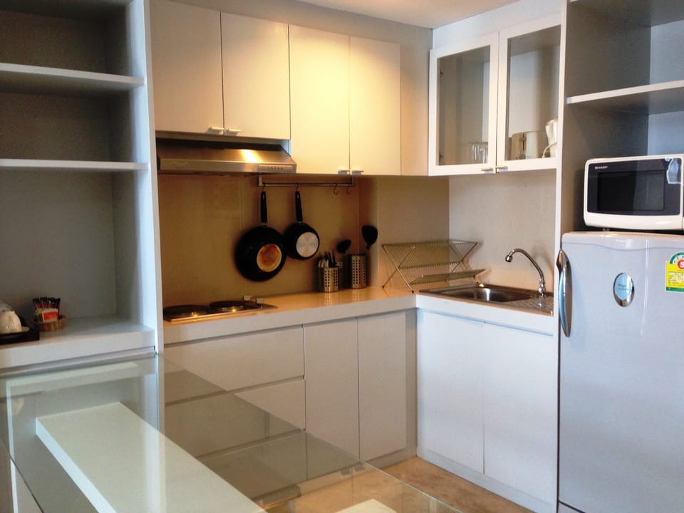 Regent Suite | Private kitchen | Fridge, coffee/tea maker