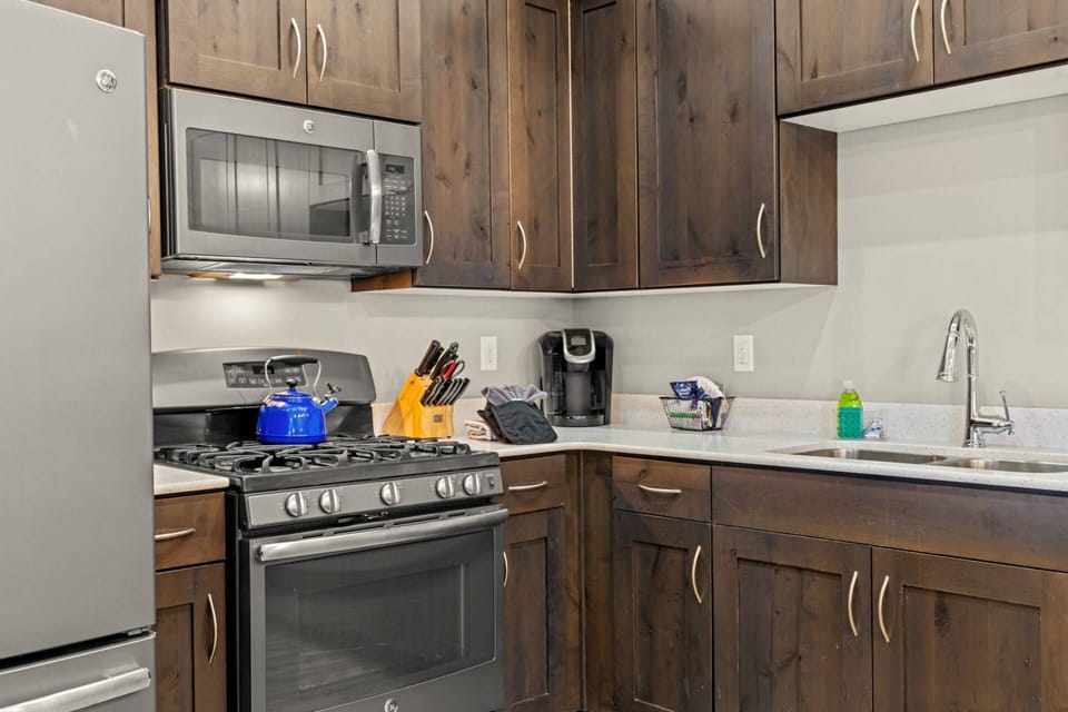 Fully equipped Kitchen with Toaster, Microwave, Tea Pot and Coffee Maker to complete your Morning before you Head outside to play