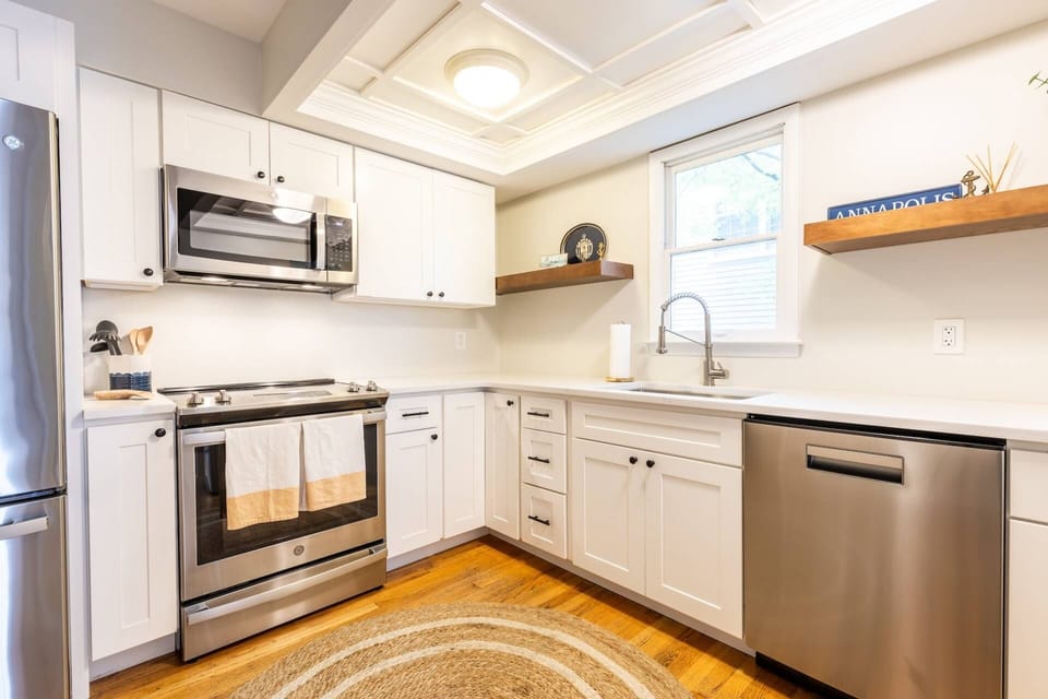 Another full view of the kitchen