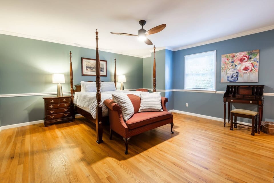 The spacious Anne Arundel suite is one of 5 bedrooms in the home, and has a Queen bed, vanity table and ceiling fan.