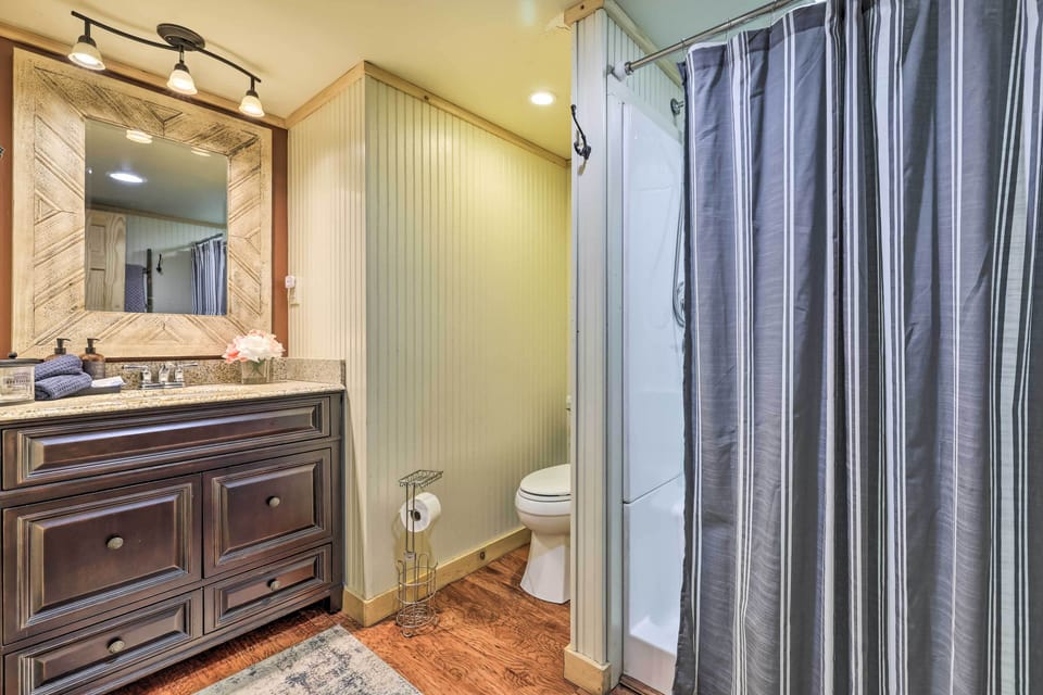 Full Bathroom | 1st Floor | Complimentary Toiletries | Hair Dryer