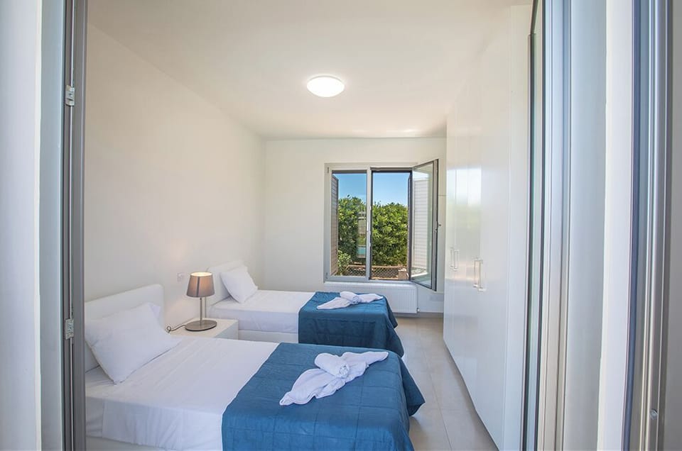 Bedroom 3, separate annexe with en suite bathroom and two single beds