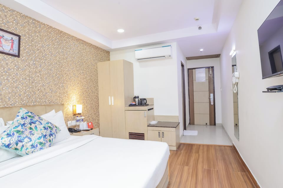 Club Room | Egyptian cotton sheets, premium bedding, desk, laptop workspace