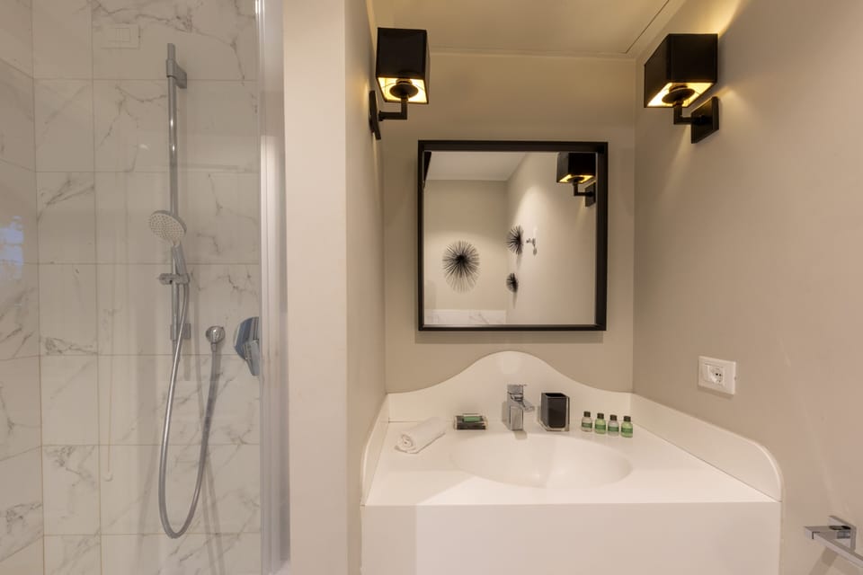 Junior Quadruple Room | Bathroom | Shower, rainfall showerhead, free toiletries, hair dryer