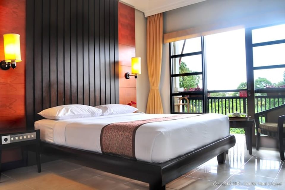 Memory foam beds, free minibar, desk, blackout drapes