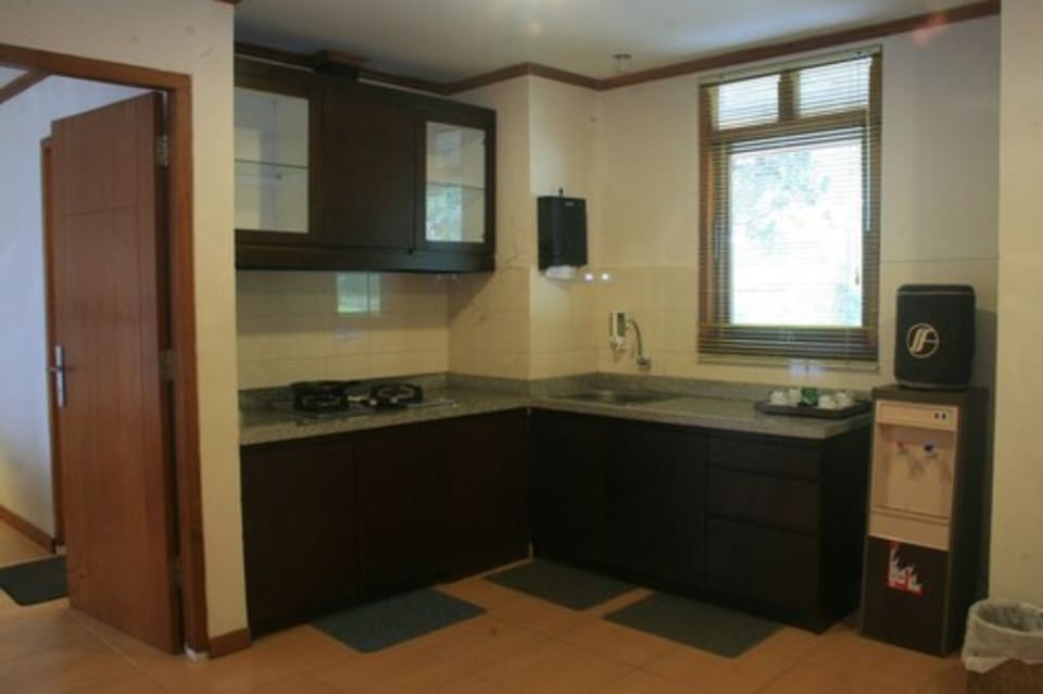 Junior Suite Bungalow | Private kitchenette | Fridge, dishwasher, coffee/tea maker, cookware/dishes/utensils