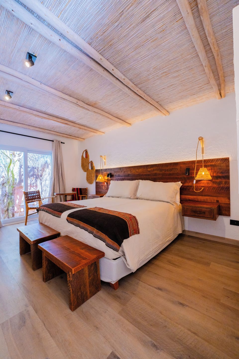 Ckari | Premium bedding, down comforters, pillowtop beds, in-room safe