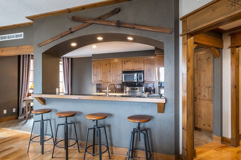 Équinoxe 170-8 / 3 bdr With Pool and Views